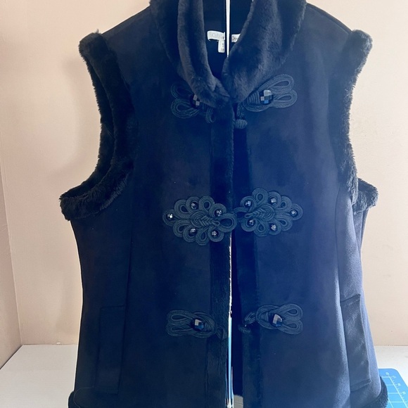 Coldwater Creek Black Vest with Faux Fur Trim size large (14-16) - Picture 3 of 8